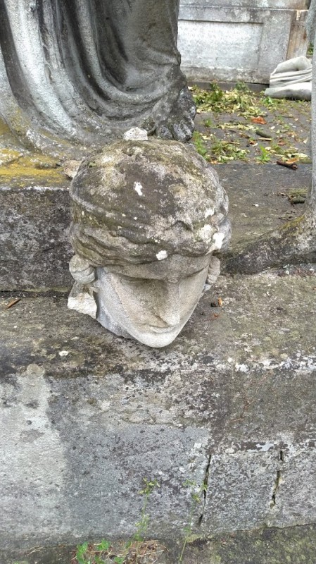 Fragment nagrobka Brayerów, Tranklów i Weiglów dłuta Antona Schimsera