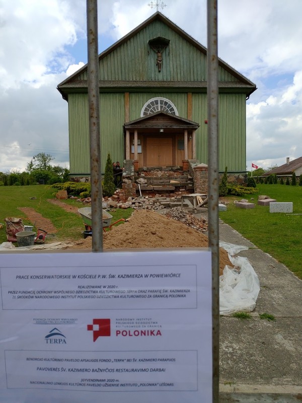 Tablica informująca o remoncie schodów wejściowych do kościoła św. Kazimierza w Powiewiórce