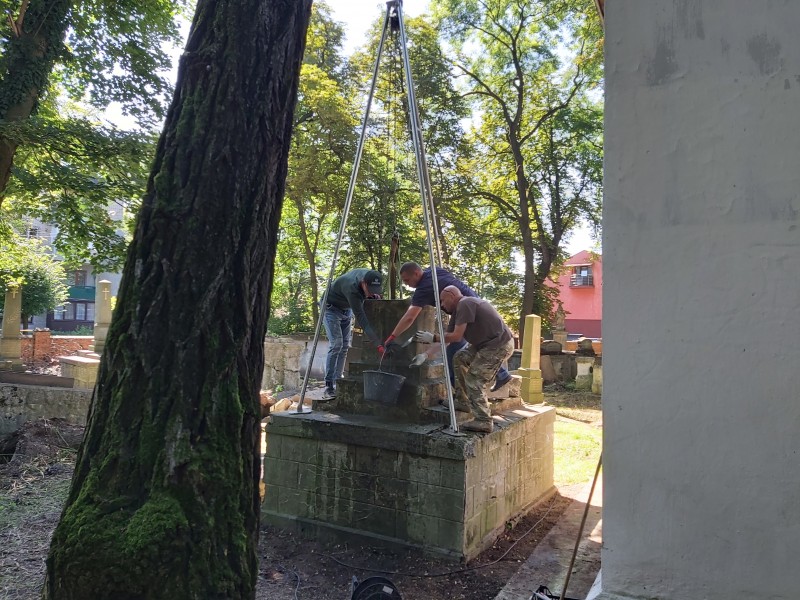 Remont i porządkowanie zabytkowych cmentarzy rzymskokatolickich w Kołomyi, Starym Siole i Zimnej Wodzie 2020
