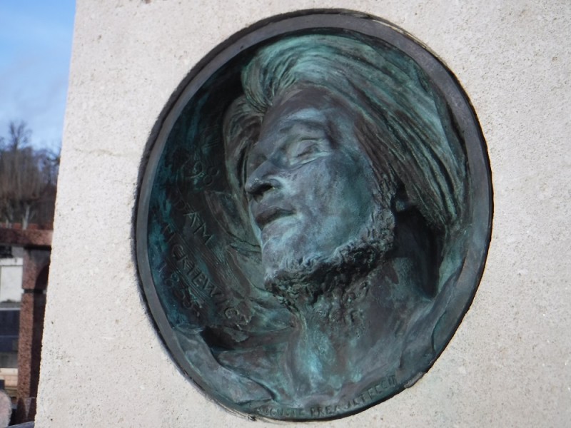 Nagrobek rodziny Mickiewiczów po pracach konserwatorskich