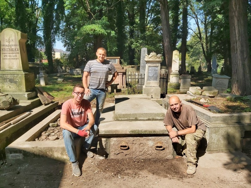 Remont i porządkowanie zabytkowych cmentarzy rzymskokatolickich w Kołomyi, Starym Siole i Zimnej Wodzie 2020