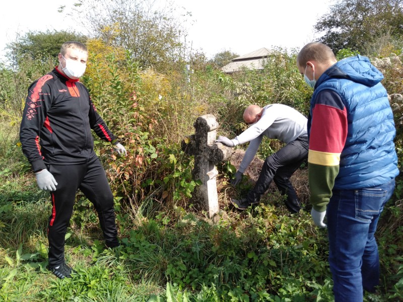 Ormiański wolontariat na Kresach - prace inwentaryzacyjne i porządkowe na cmentarzach w Śniatynie i Kutach, Instytut POLONIKA
