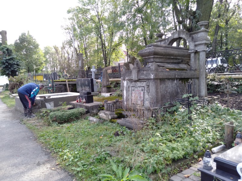 Ormiański wolontariat na Kresach - prace inwentaryzacyjne i porządkowe na cmentarzach w Śniatynie i Kutach, Instytut POLONIKA