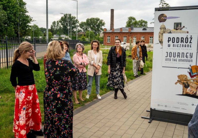 Zdjęcie z wernisażu wystawy "Podróż w nieznane" w Skierniewicach