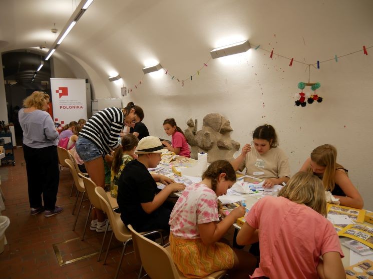 22 06 2024-warsztaty-dla-dzieci-w-ramach-wystawy-tytus-brzozowski-12-miast-30-